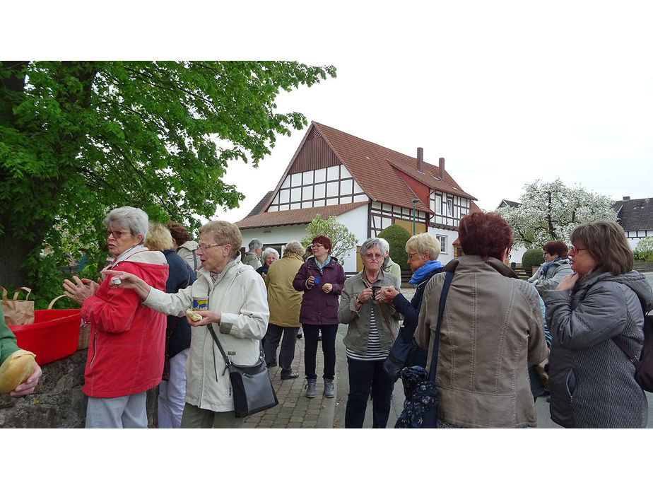 Frühstück vor der Kirche Neuberich